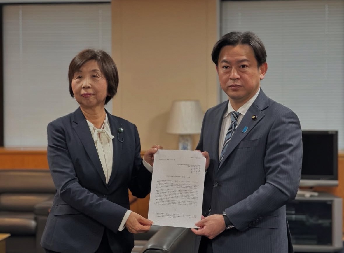 介護保険料の負担軽減に関する要望書を 福岡厚生労働大臣に提出